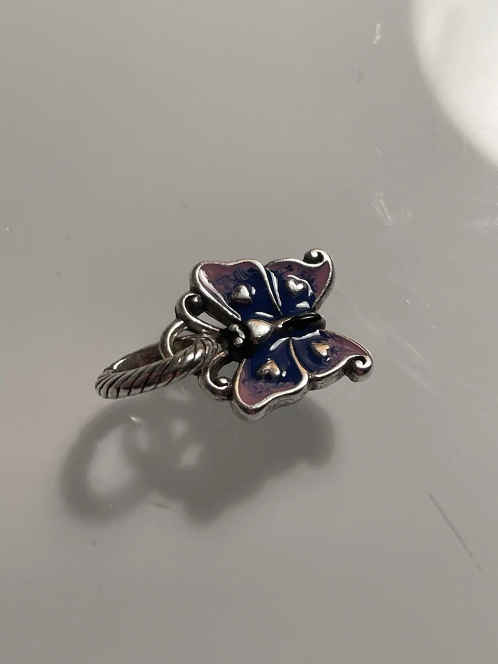 Berloque pendurado autêntico BRIGHTON “Mariposa” esmalte borboleta – Azul/rosa - Imagem 2 de 4
