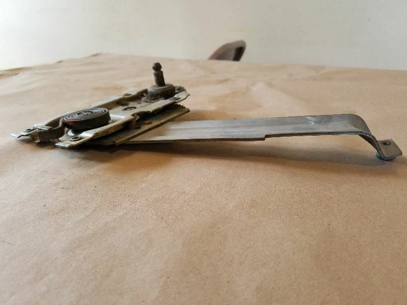 67 OLDSMOBILE DELMONT 88 CONVERTIBLE Cuarto Ventana Regulador Trasero Derecho Foto 2 de 4