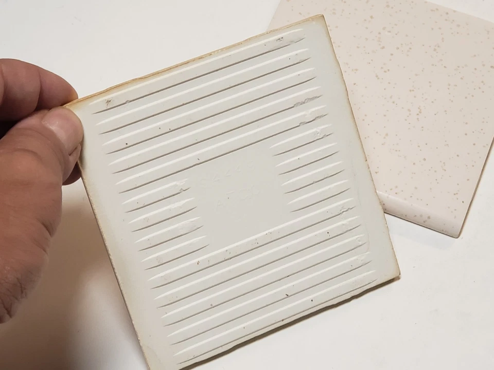 Lote De Colección de 4 Azulejos Cerámicos ATCO Beige con Mancha Marrón Brillo Nariz de Toro 4 1/4" Foto 3 de 4