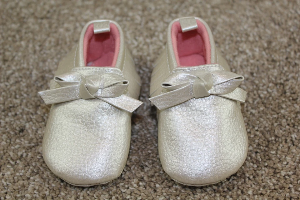 Carter's Just One You Soft Soled Bow Crib Shoes Baby Girls Size 0-3 months NEW - Image 2 of 4