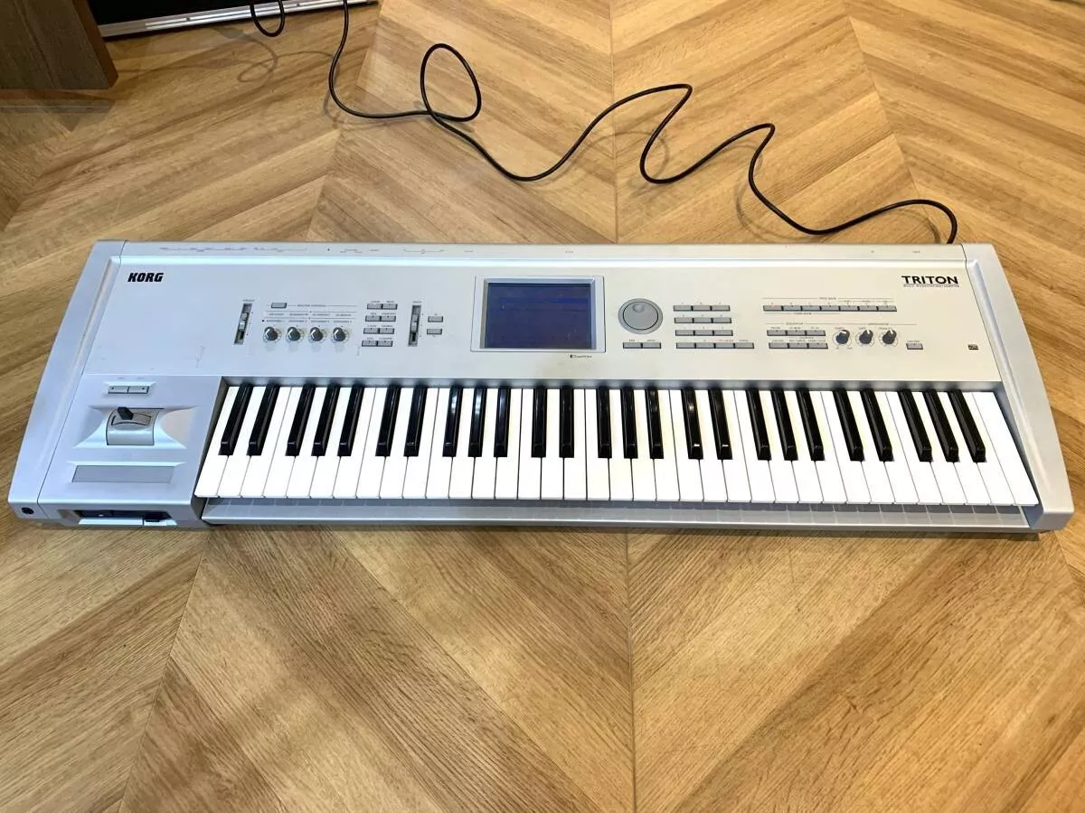 Korg Triton 61 key Synthesizer Music Workstation keyboard Music