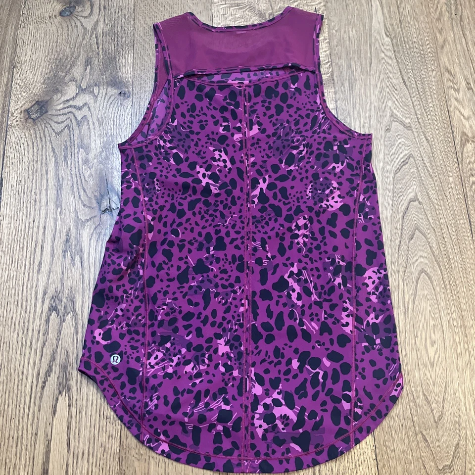 Camiseta sin mangas Lululemon para mujer esculpida guepardo camuflaje magenta púrpura malla, talla 2 Foto 3 de 4