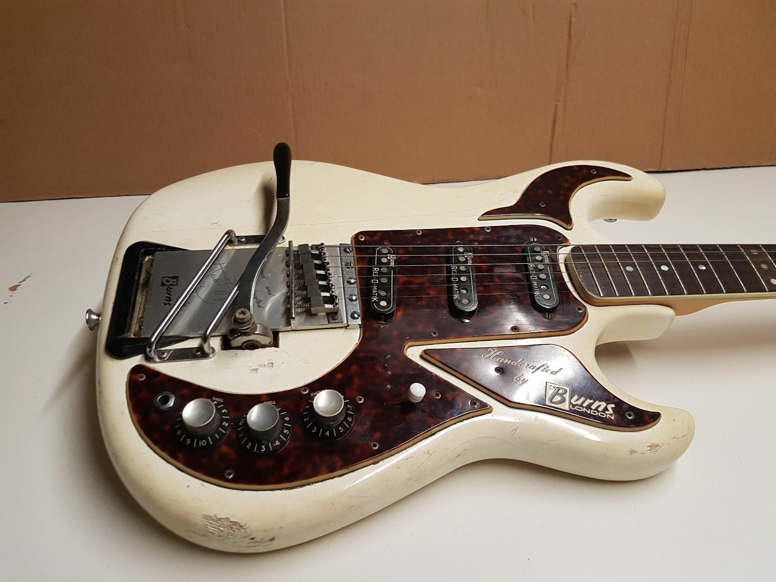 BURNS HANK MARVIN - made ENGLAND