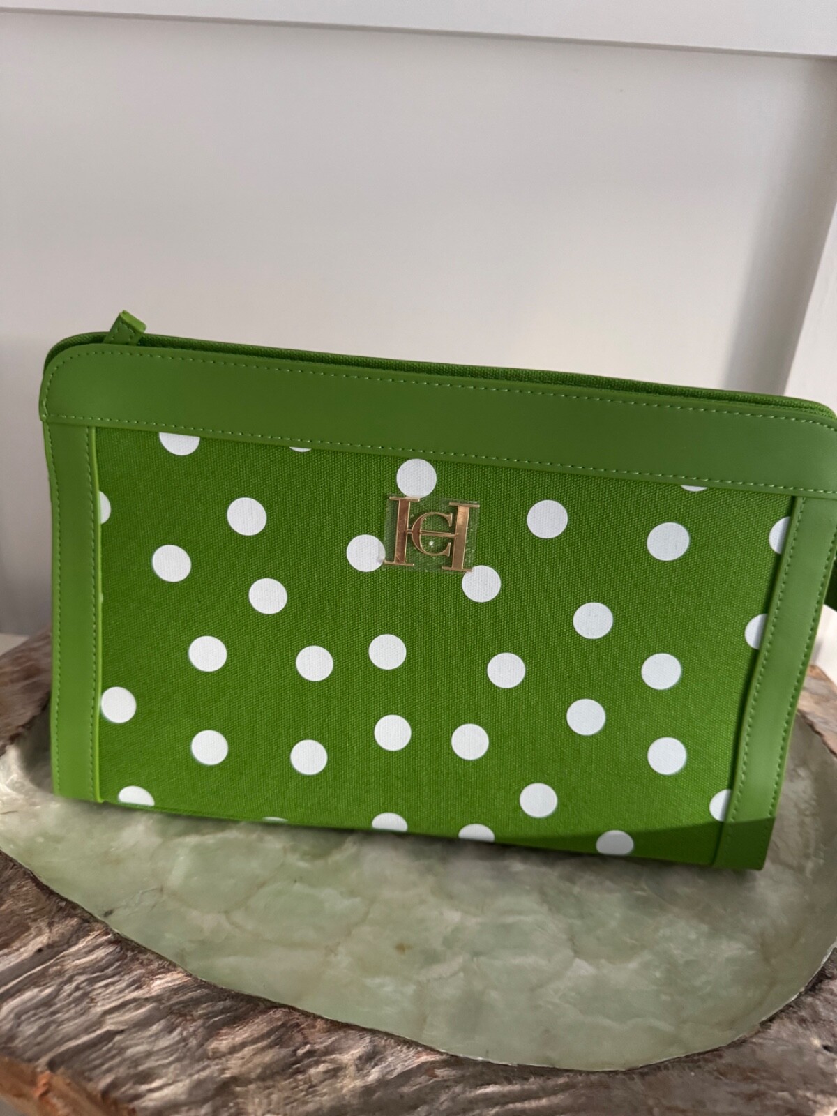 BOLSO CLUTCH CAROLINA HERRERA VERDE CON MANCHAS BLANCAS/ESTUCHE DE MAQUILLAJE NUEVO