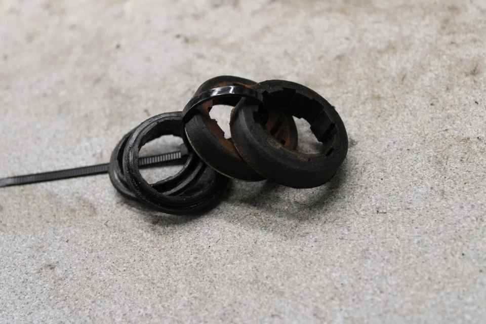 1974 Honda CB125S ALMOFADAS DE BORRACHA PARA FARÓIS I15-4528.PV - Imagem 3 de 3