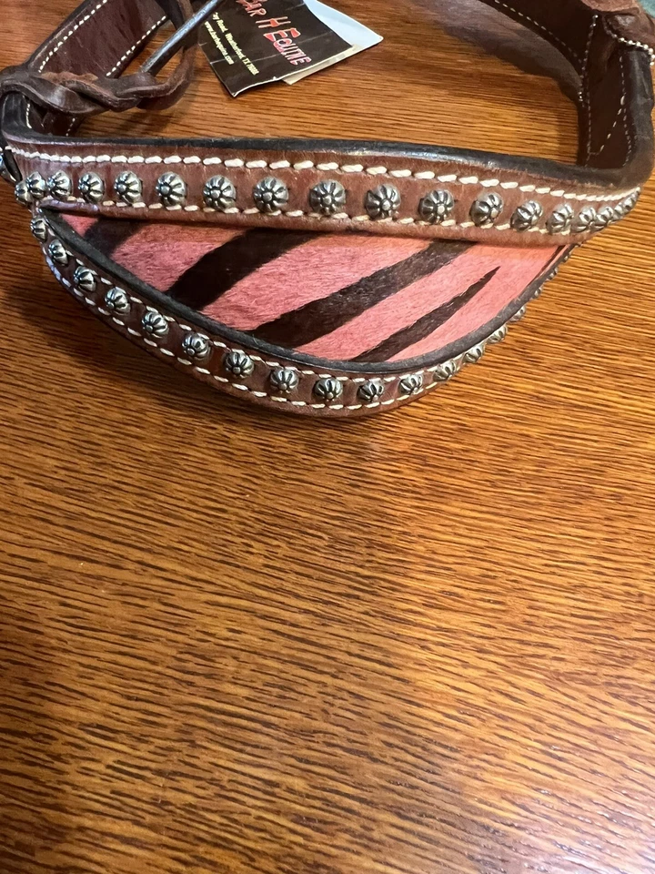 ARNÉS TACHONADO PELO REAL ROSA EQUINO BAR H BRH-10772 RD - CASTAÑO NUEVO CON ETIQUETAS Foto 2 de 4