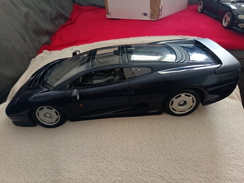 RARE - 1:12 ème MAISTO - VOITURE MINIATURE JAGUAR XJ220 - DARK BLUE *** TTBE *** - Photo 1/4