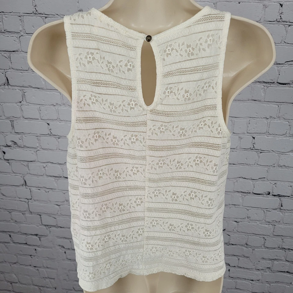 Regata Everly Marfim Floral Renda Semi Transparente Boho Praia Fabricada nos EUA Tamanho Médio M - Imagem 2 de 4