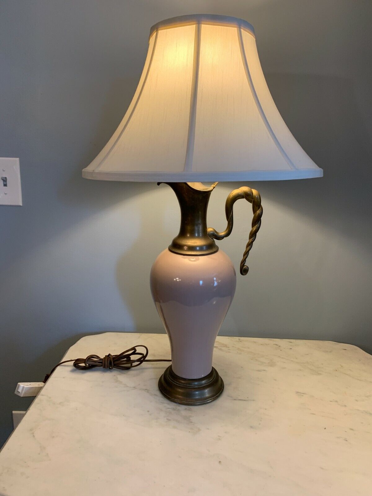 Beautiful Mauve ceramic Brass decorative pitcher shaped table lamp 1991 Chapman Cena akcji