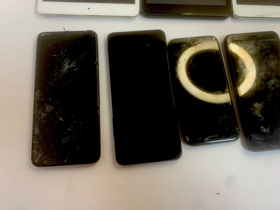 Lote de celulares, tabletas y iPod rotos Foto 2 de 4