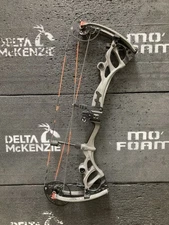Bowtech Carbon One - RH - 70# - 25.5-30.5” - +EXTRAS