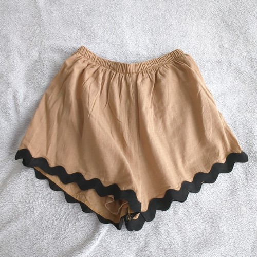 BY FRANKIE Squiggle Scallop Hem Pull On Shorts Womens XS Tan Brown Boho Beachy