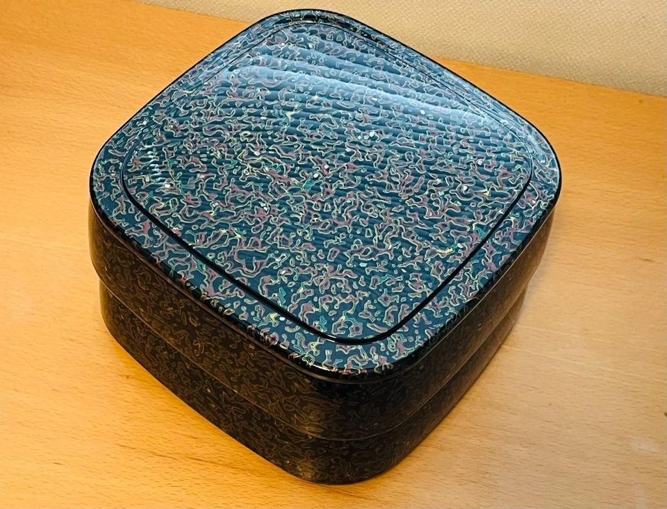 Caja de laca japonesa incrustación de carcasa roja dos niveles cuadrada Jubako Bento vintage Foto 2 de 4