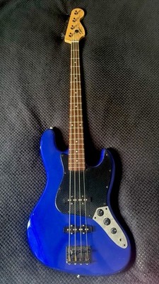 Squier Affinity Jazz Bass 2008 Metallic Blau mit 1/4 Zoll Instrumentenkabel.