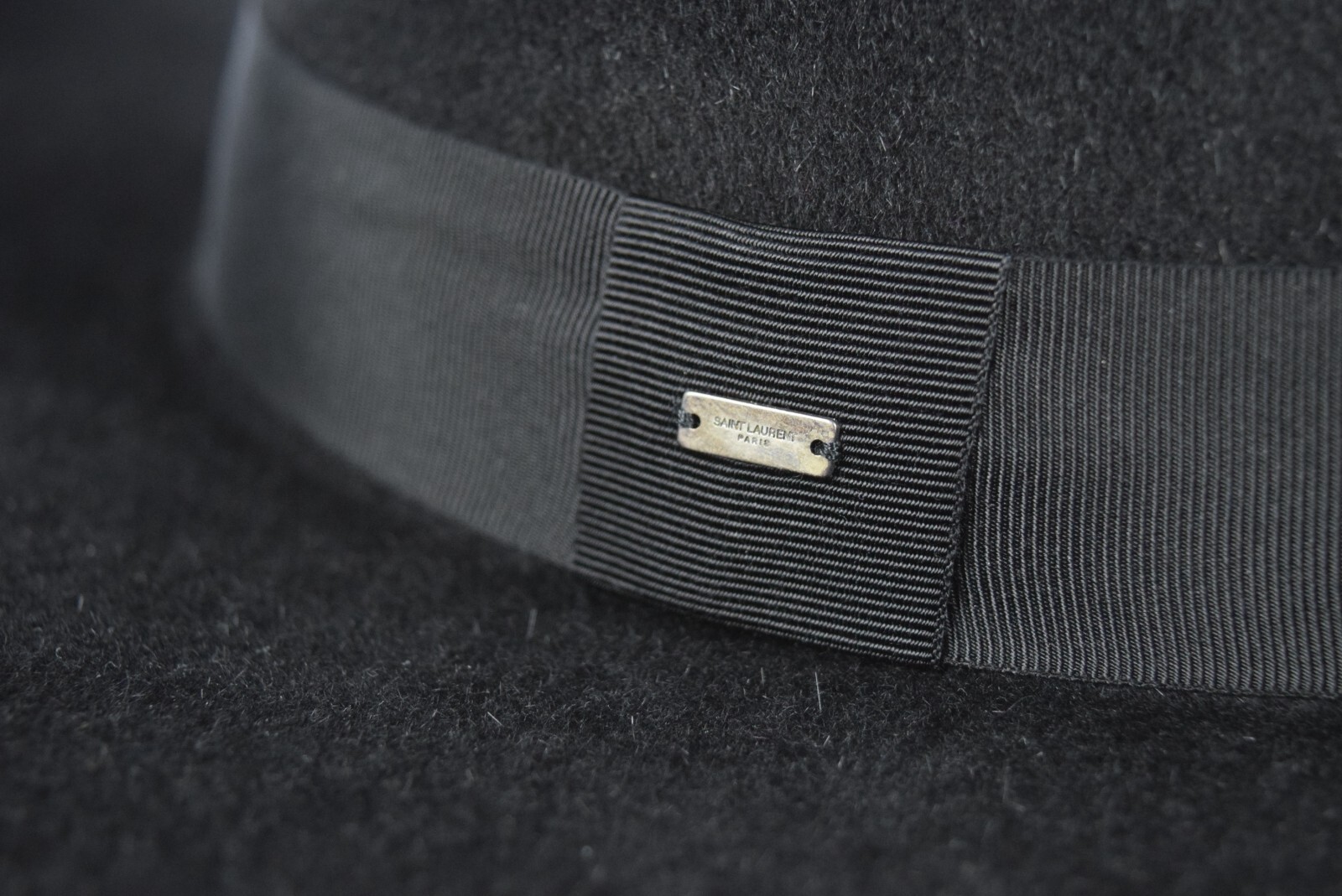 Nuovo con etichette! Autentico cappello asimmetrico YSL Saint Laurent in feltro nero taglia 57 LOGO