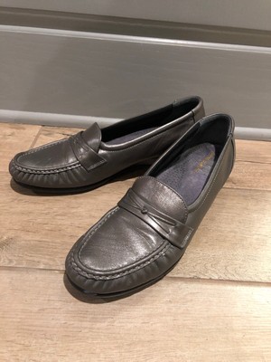 narrow casual shoes