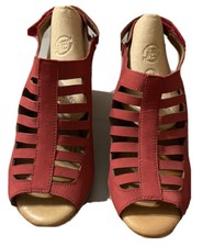 Sandalias de tacon alto para mujer de puntas abiertas, color rojo.