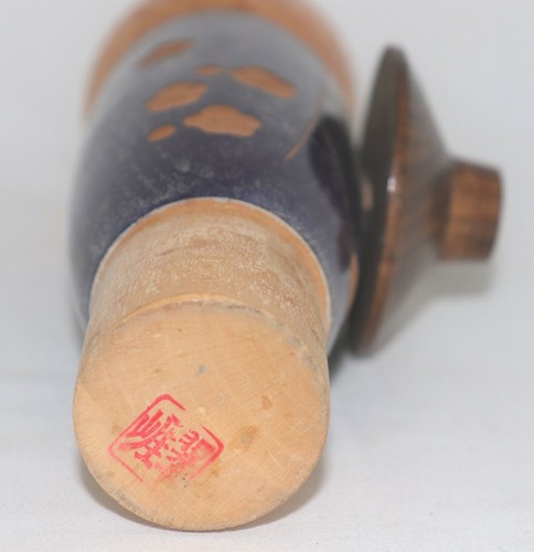 ANTIQUE JAPANESE WOODEN KOKESHI DOLL HANDPAINTED PURPLE ETCHED FLOWER SIGNED - Picture 9 of 10