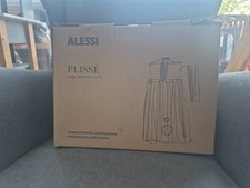 Milchaufschäumer in zeitlosem Alessi Plisse Milchaufschäumer Schwarz Edelstahl