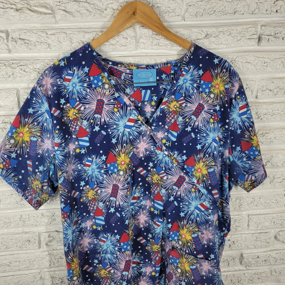 Blusa Médica Unisex Fourth of July Scrubs Co XL Patriótica Azul Roja Medical Vet Tech Foto 3 de 4