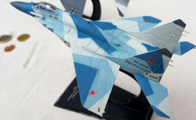 Mig - 29  Russian Air Force CCCP Fertigmodell  Aircraft 1:100  / Yakair / Avion