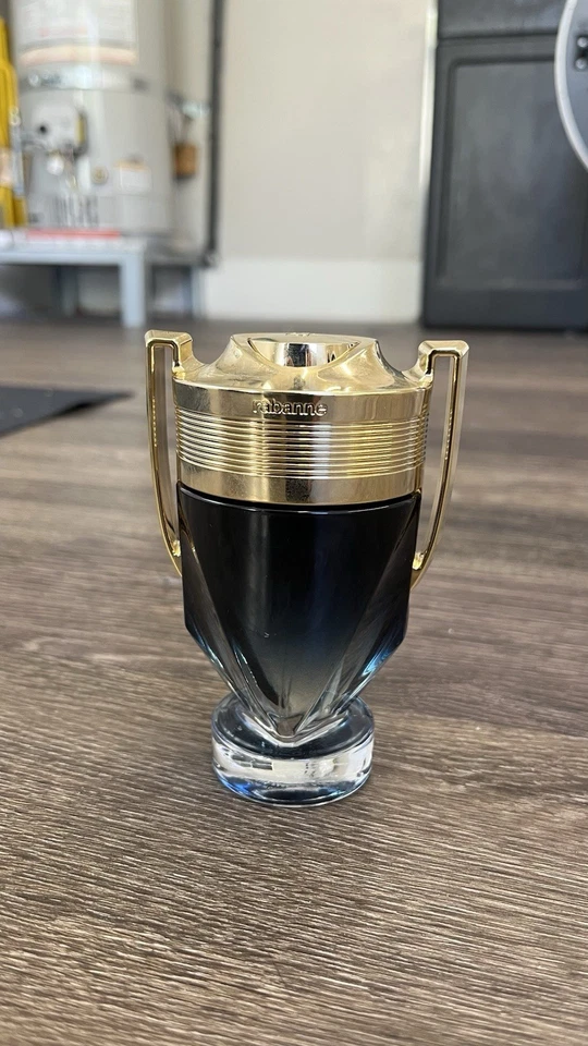 Paco Rabanne Hombre Invictus Eau De Parfum 3.4 Fl Oz Spray Foto 2 de 4