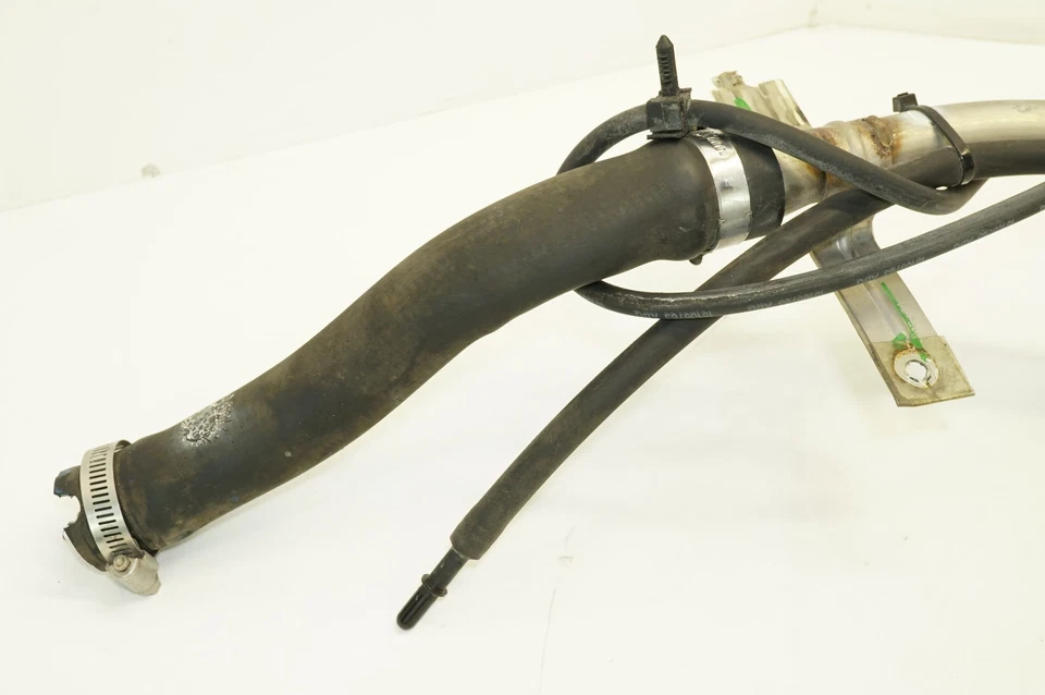 🔅 Tubo de llenado de tanque de combustible Chevrolet Suburban 2017-2020 OEM Foto 4 de 4