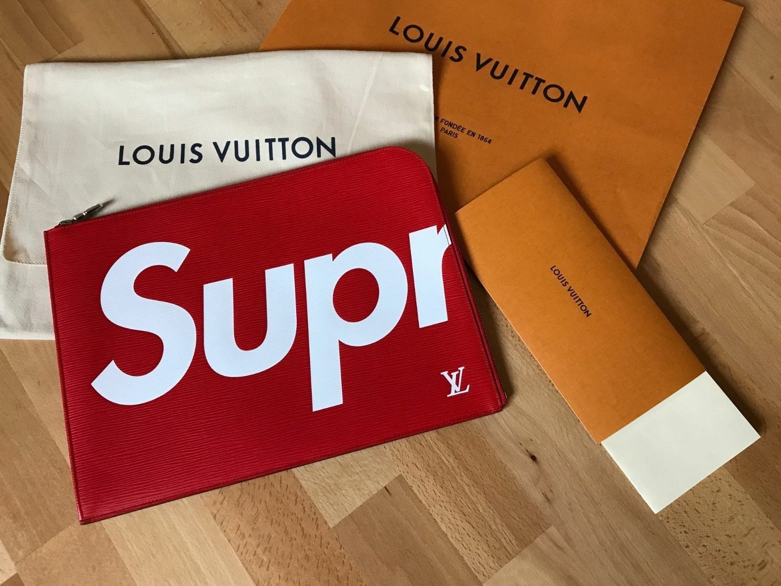 Louis Vuitton x Supreme Epi Leather Jour Pochette Pochette Rouge OG Tout Neuf DS