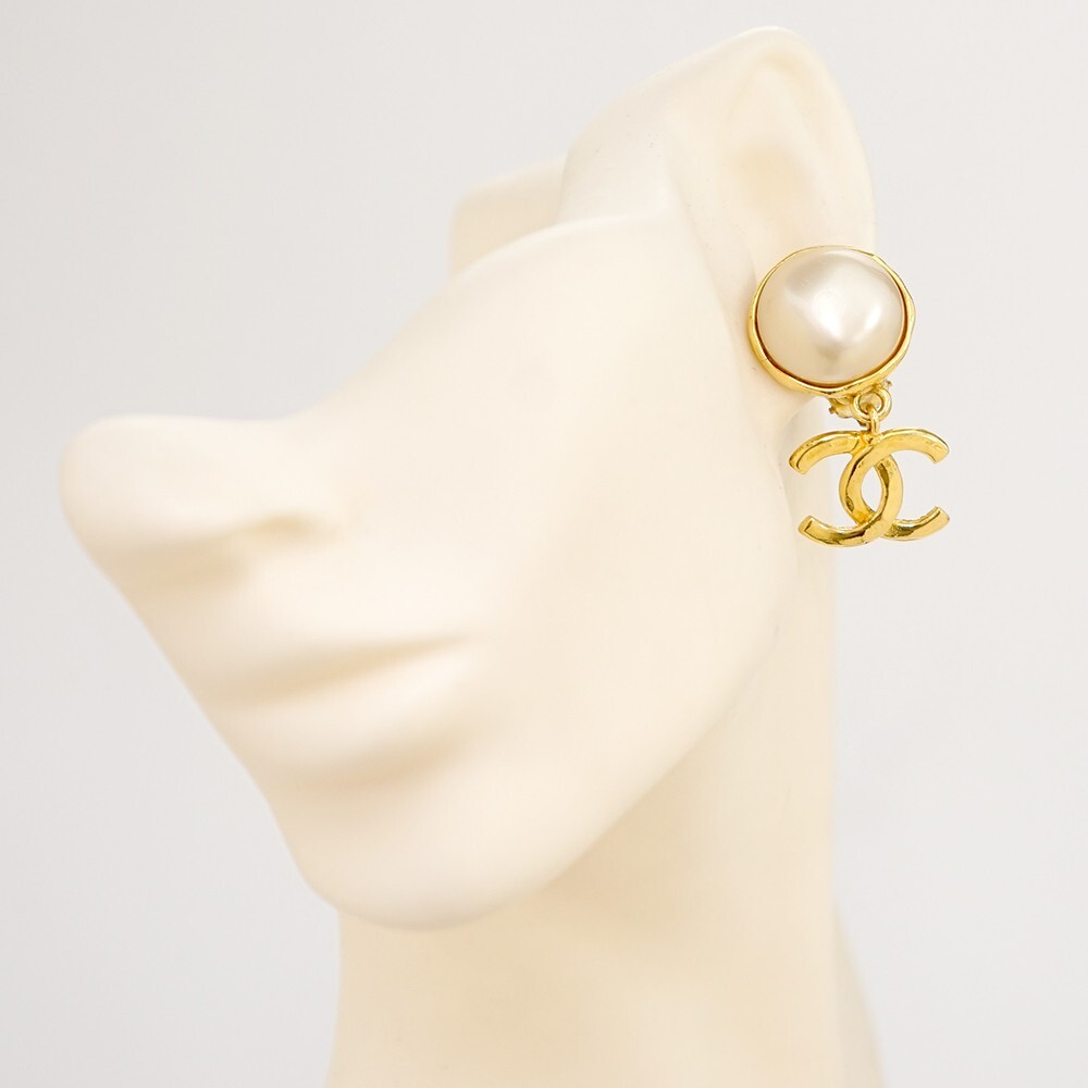 早い者勝ち★送料込【CHANEL】ヘアクリップ ガラスパール GOLD CHANEL CC Logos Pearl Dangle Drop Clip-On Earrings Gold Tone