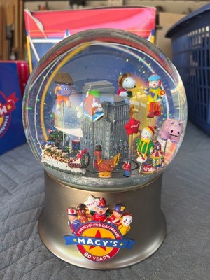 2006 Macy's 80 Years Thanksgiving Day Parade Musical Water Snow Globe