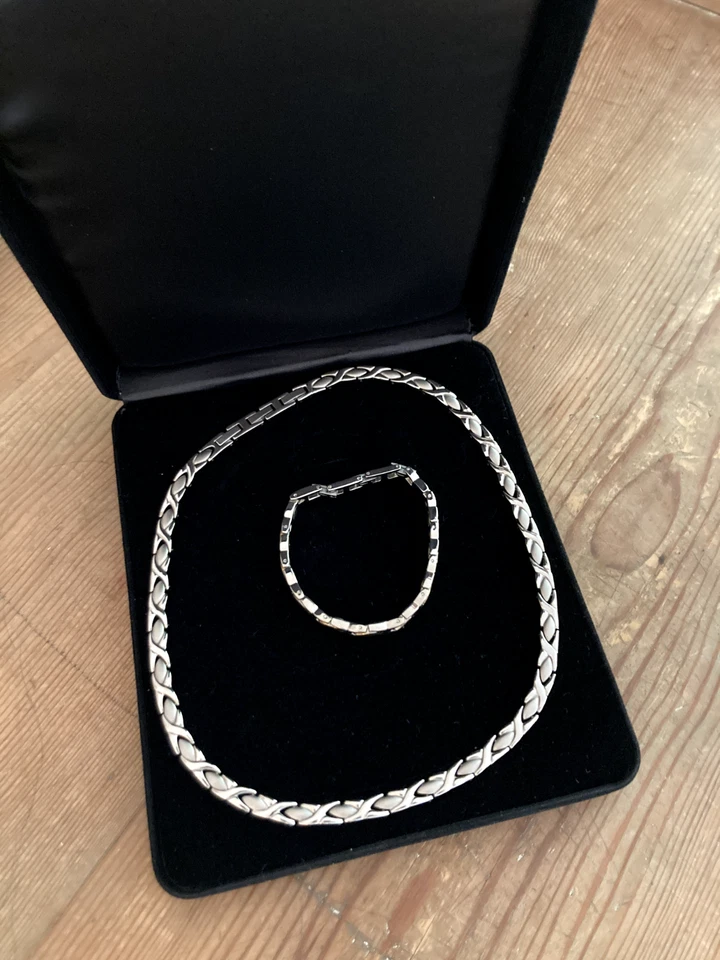 Magnet-Collier und Magnet-Armband aus Titan