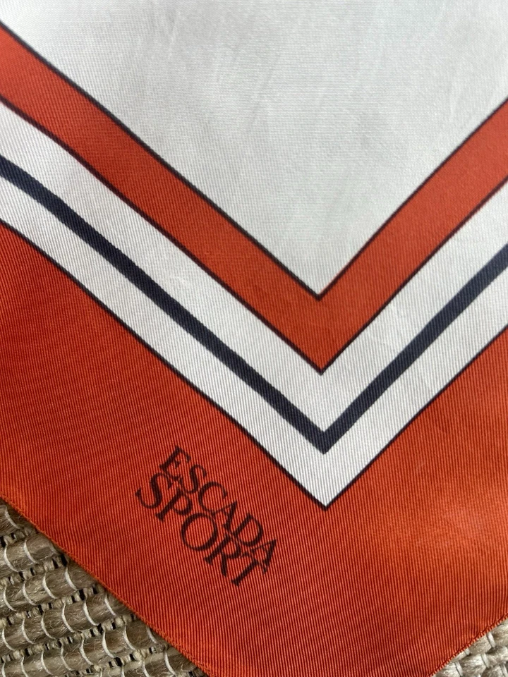 Bufanda cuadrada Escada Sport seda novedad 34”X34” 100 % seda Foto 3 de 4