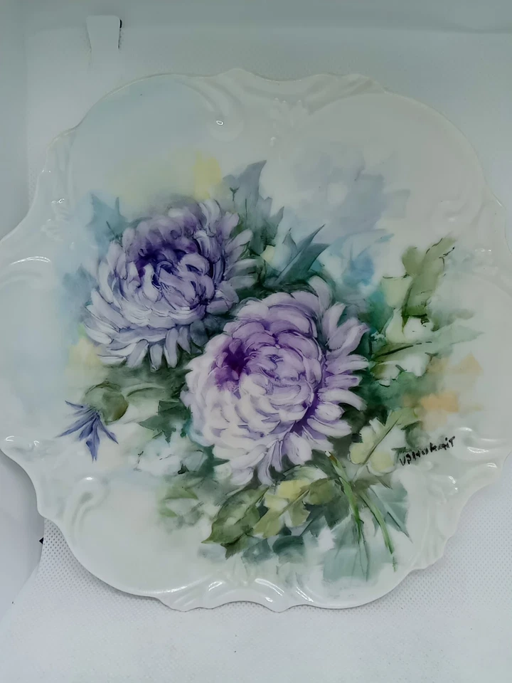 Placa de 2 crisantemos morados de porcelana pintada HD de colección firmada. Colgante/montaje Foto 3 de 4