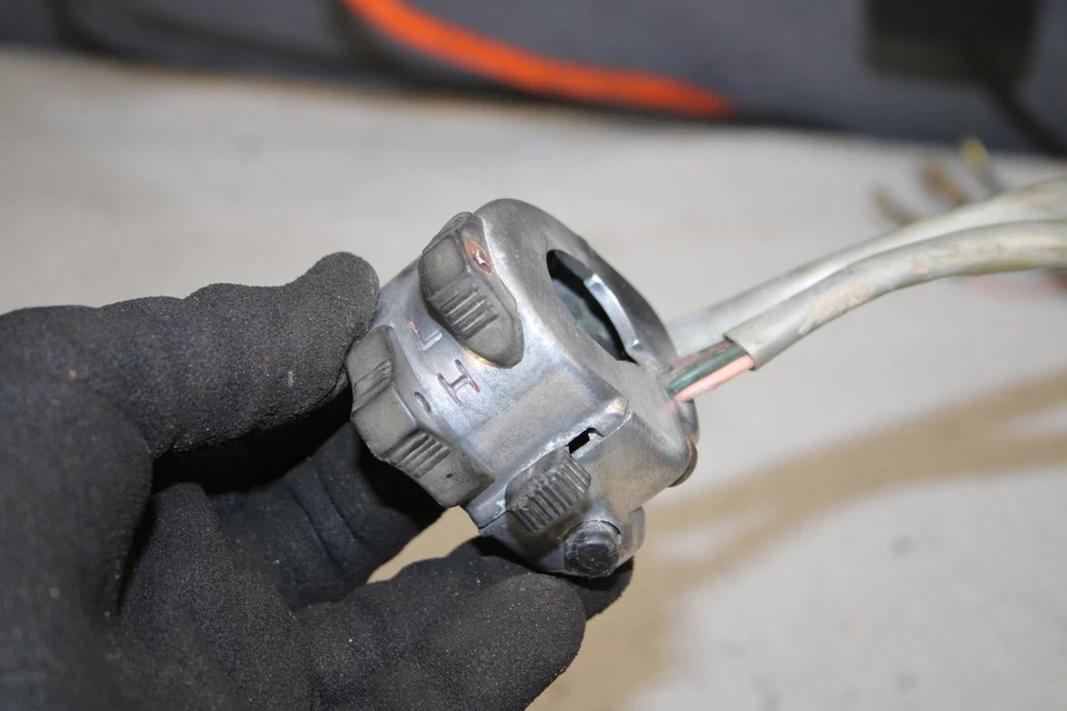 1972 Yamaha DS7 250 CONTROLE DE GUIDÃO ESQUERDO M7-2235.ABG - Imagem 4 de 4