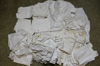 O18V01 Konvolut Leinen ua Hemden Unterwäsche Tücher ua bestickt ua Spitze