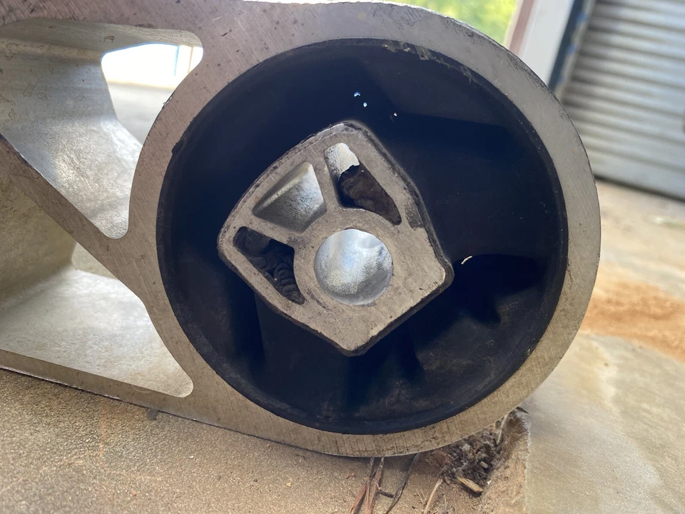 Buick Enclave 2020 montaje de soporte de transmisión inferior trasera OEM 84699434 Foto 3 de 3