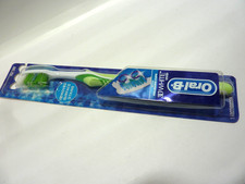 Oral B MEDIUM 3 D White Toothbrush WITH POLISHING CUPS