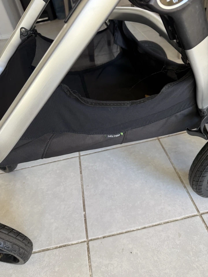 Cesta de almacenamiento negra para bebé Jogger City Select parte inferior del cochecito Foto 2 de 3