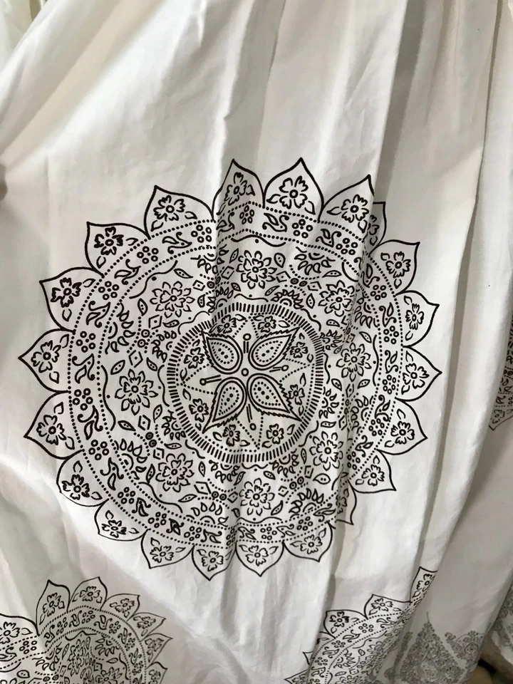 Falda Moda Intl Victoria's Secret Boho Larga Hinchada Medallón Estampado Marfil Talla 12 Foto 2 de 4