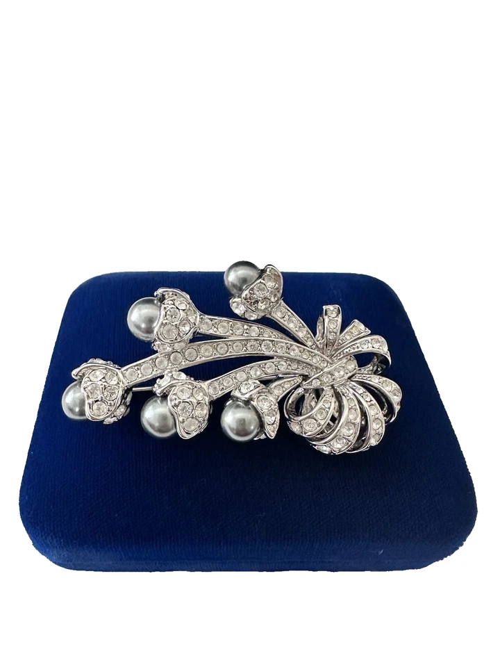 Broche ramo vintage de cinta de perlas sintéticas gris pavé tono plata Nolan Miller 2,5" Foto 3 de 4