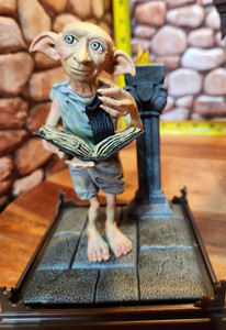 The Noble Collection – Statuetta Dobby In Resina Con Diorama E Teca, Ufficiale Harry Potter
