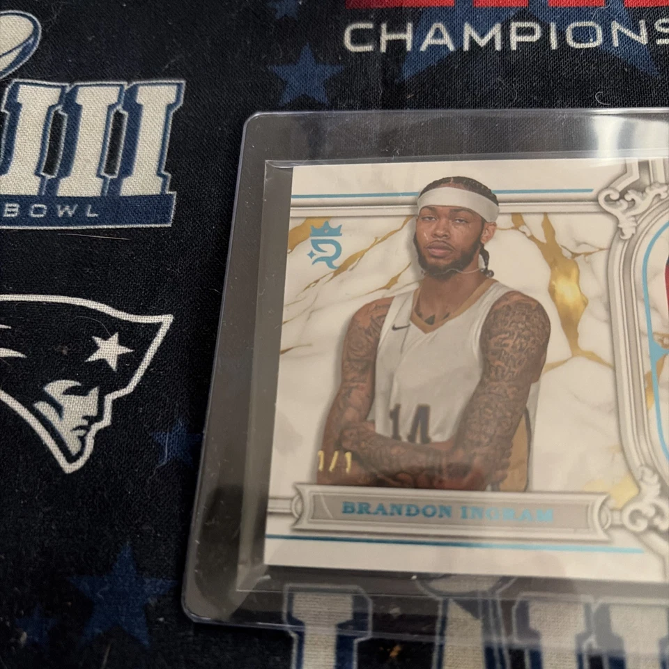 2023-24 Topps Royalty Collection Brandon Ingram Regalia Reliquias 1/1 Pelicans Foto 3 de 4