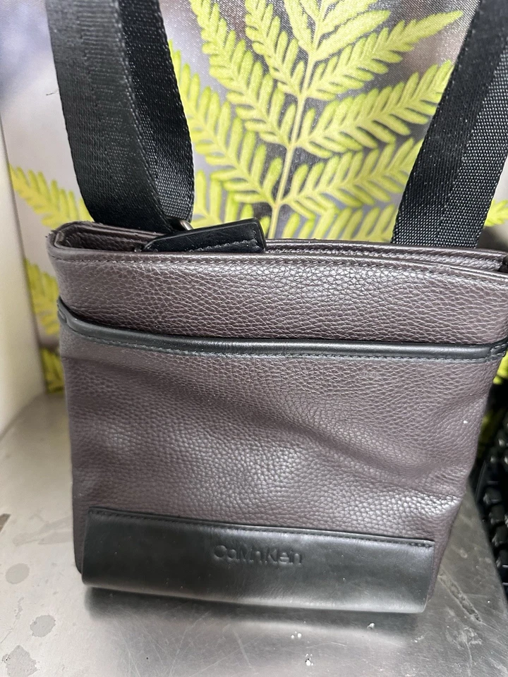Bolso Bandolera Calvin Klein Para Hombre Marrón Guijarro Imitación Cuero con Ajustable Foto 3 de 4