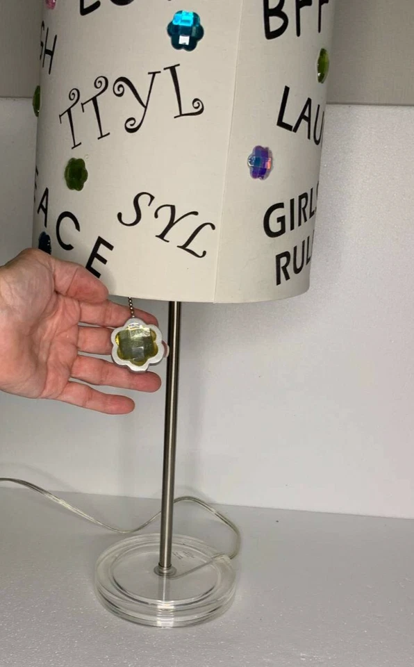 Lámpara de mesa de dormitorio - Joven Paz Amor Risa Pantalla Gemas Níquel cepillado Tirador Cadena Foto 2 de 4