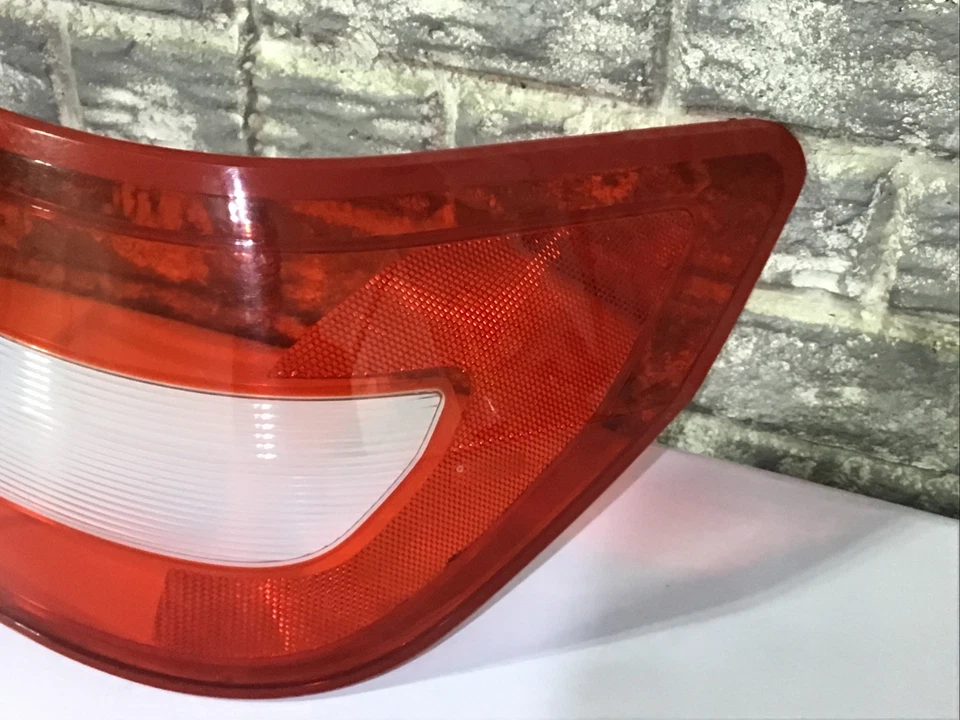 Lincoln Zephyr 2006-2009, MKZ luz trasera cubierta de lente derecha (lado del pasajero) OEM. Foto 4 de 4