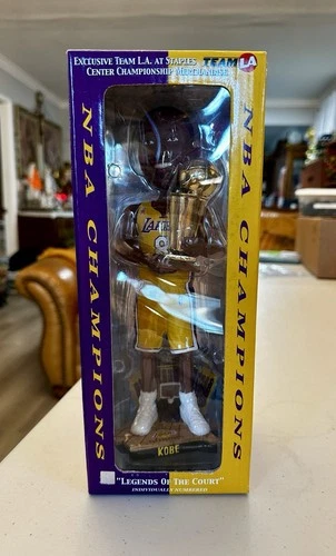 KOBE BRYANT LIMITED EDITION 2002 NBA Champions Gold Legends of Court Bobblehead