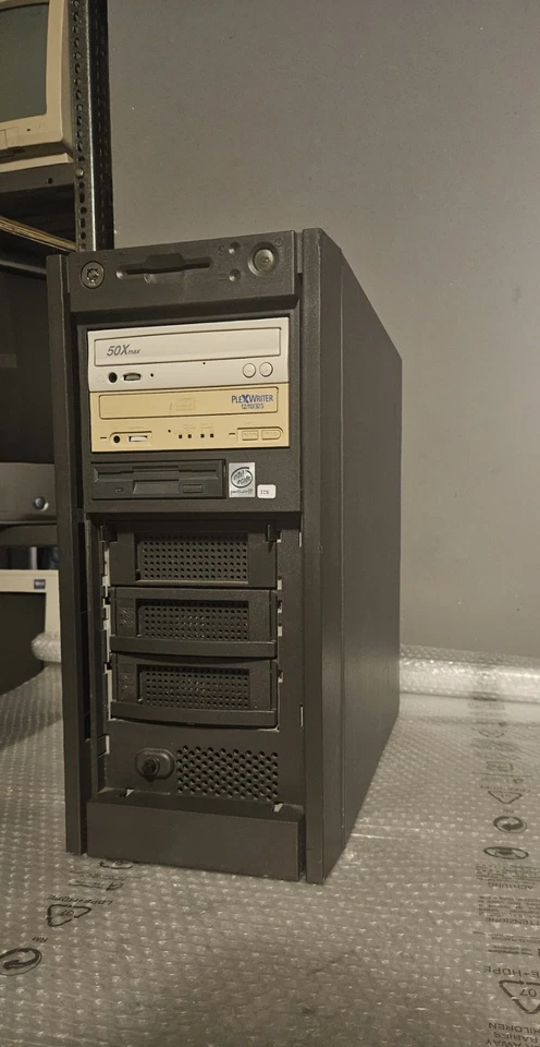 FUJITSU SIEMENS PRIMERGY 170 YBHD037612 100-125/200 Server - Immagine 2 di 4