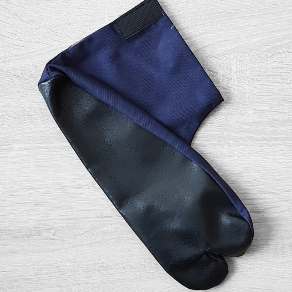 Zapatos japoneses Tabi azules con cierre de gancho y bucle Foto 3 de 4