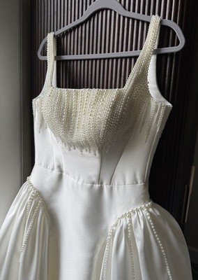 Baskisches Mikado Brautkleid, eckiger Ausschnitt mit Perlen, Größe 8