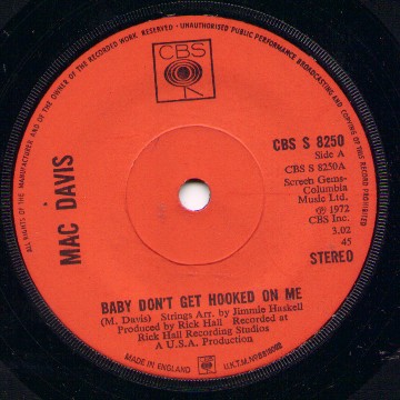 Mac Davis - Baby Don't Get Hooked On Me (7'', Single, Sol)